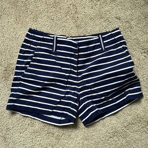 Vineyard vines blue and white stripped shorts